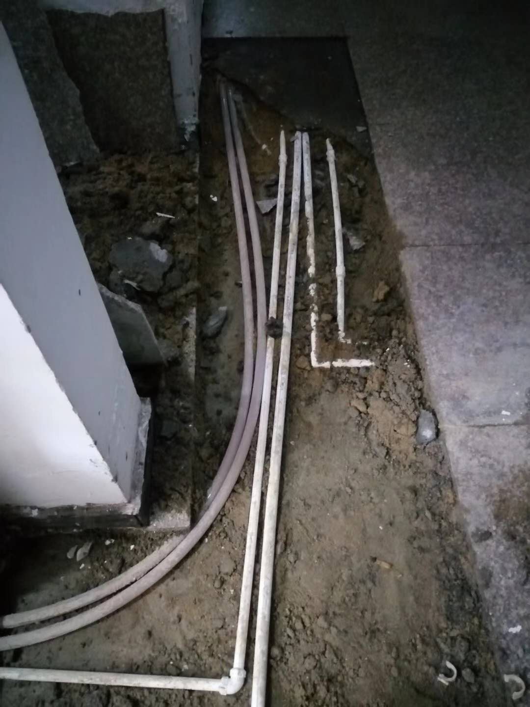 丘北漏水，切勿盲目乱刨乱砸
